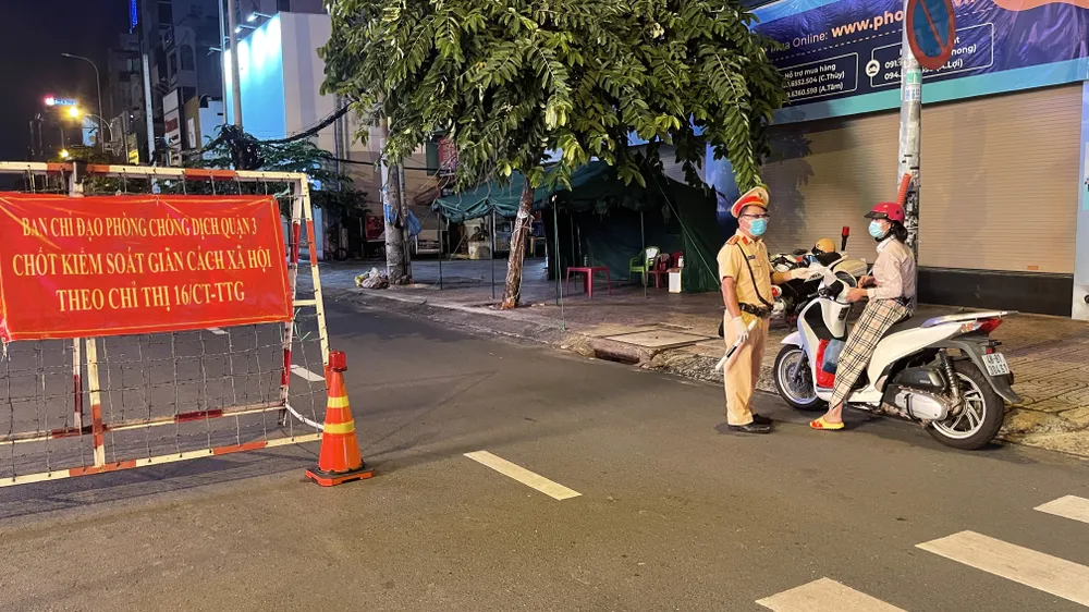 Lực lượng vũ trang TPHCM ra quân tuần tra kiểm soát dịch Covid-19 toàn thành phố ảnh 14