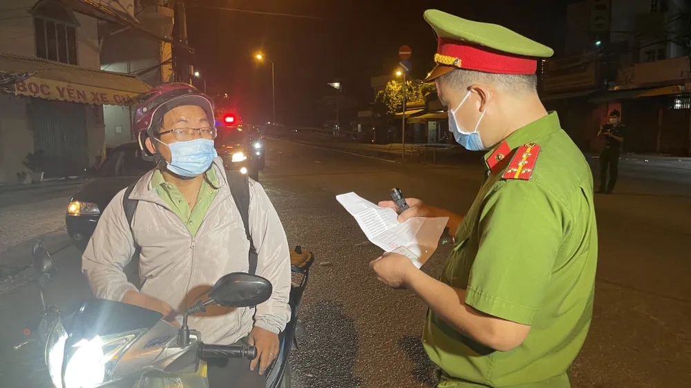 Lực lượng vũ trang TPHCM ra quân tuần tra kiểm soát dịch Covid-19 toàn thành phố ảnh 13
