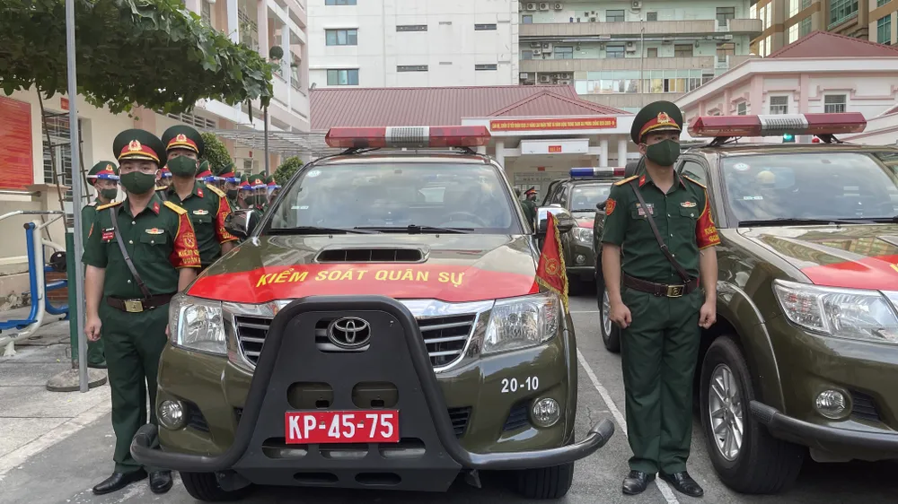 Lực lượng vũ trang TPHCM ra quân tuần tra kiểm soát dịch Covid-19 toàn thành phố ảnh 3