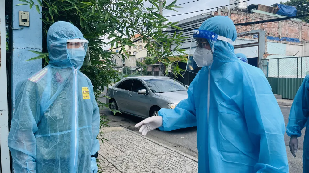 Trưởng Ban Nội chính Thành ủy TPHCM kiểm tra, thăm hỏi người dân trong khu phong tỏa ở quận 6  ảnh 3