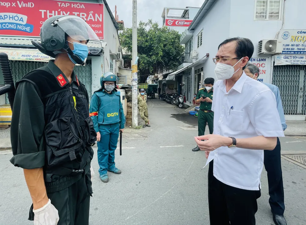 Trưởng Ban Nội chính Thành ủy TPHCM kiểm tra, thăm hỏi người dân trong khu phong tỏa ở quận 6  ảnh 5