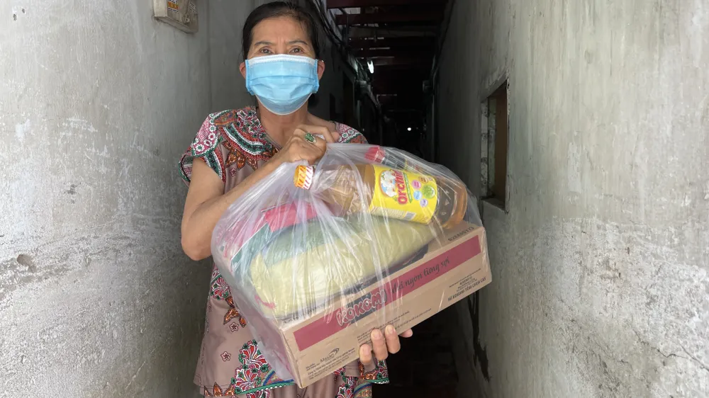 Phó Bí thư Thành ủy TPHCM Nguyễn Hồ Hải thăm hỏi, tặng quà bà con khó khăn trong khu phong tỏa ảnh 4