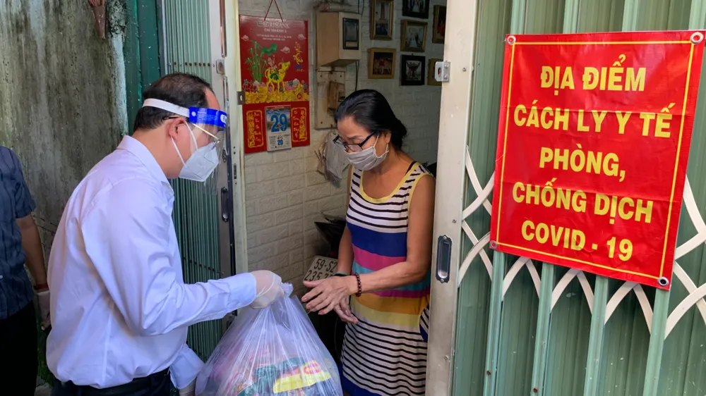 Phó Bí thư Thành ủy TPHCM Nguyễn Hồ Hải thăm hỏi, tặng quà bà con khó khăn trong khu phong tỏa ảnh 1