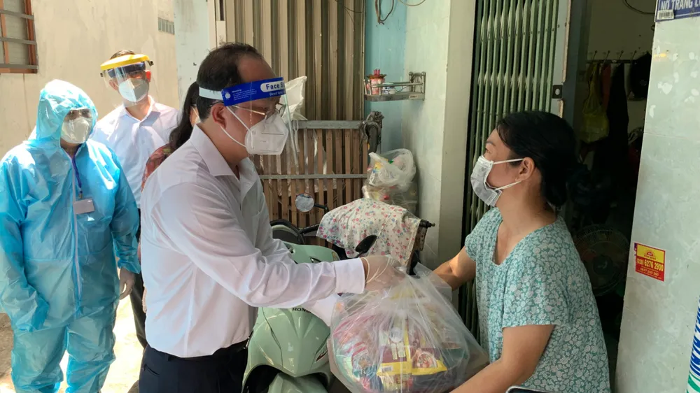 Phó Bí thư Thành ủy TPHCM Nguyễn Hồ Hải thăm hỏi, tặng quà bà con khó khăn trong khu phong tỏa ảnh 2