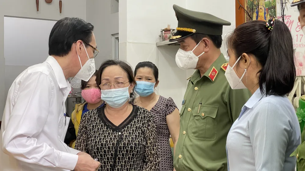 Lãnh đạo TPHCM chia buồn, động viên gia đình thượng úy công an hy sinh khi làm nhiệm vụ phòng, chống dịch Covid-19 ảnh 2