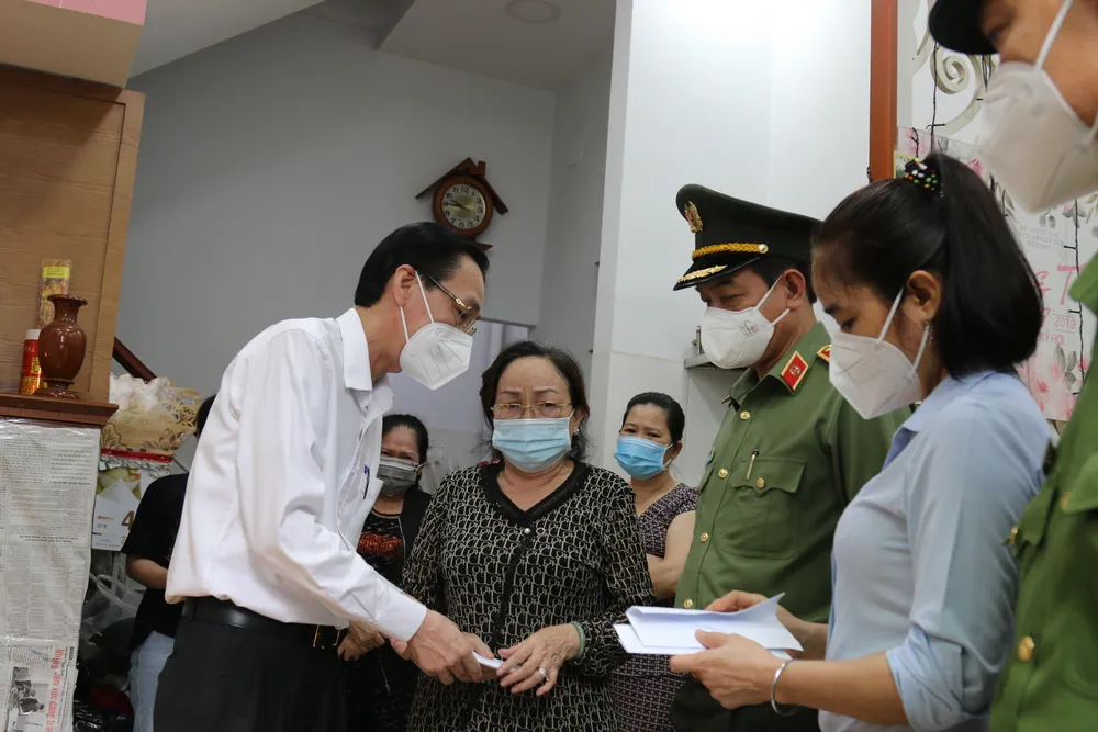 Lãnh đạo TPHCM chia buồn, động viên gia đình thượng úy công an hy sinh khi làm nhiệm vụ phòng, chống dịch Covid-19 ảnh 1