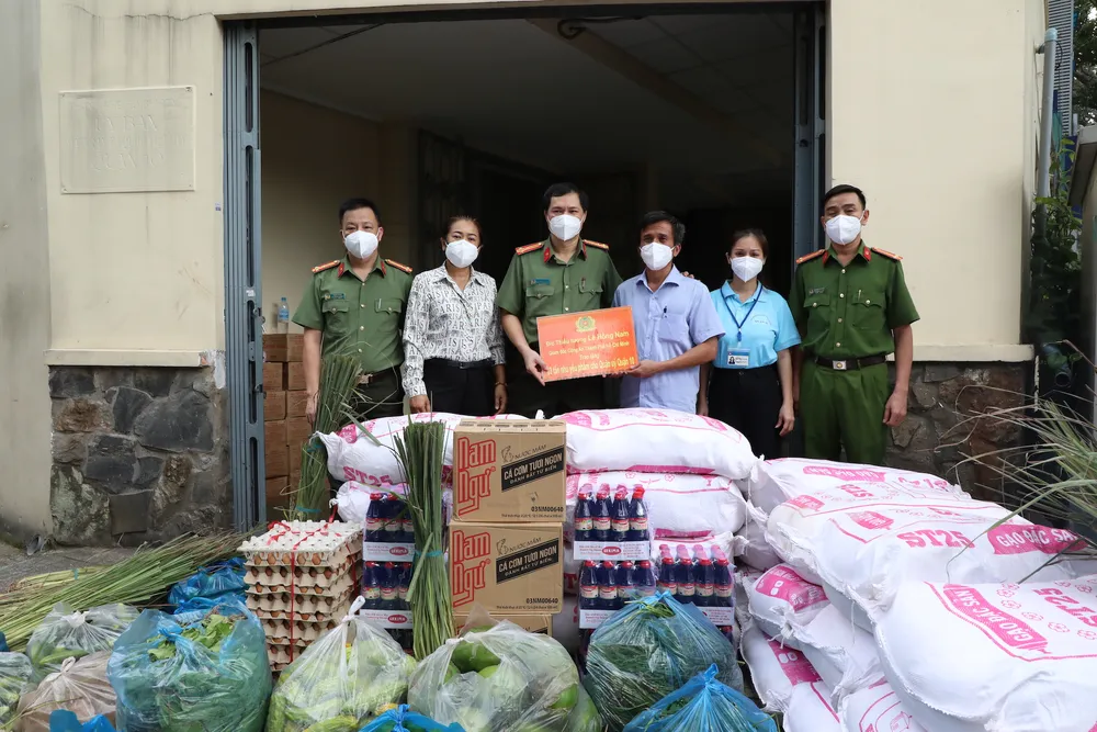 Cán bộ, chiến sĩ công an tặng hơn 14 tấn rau, củ, quả cho bà con TPHCM ảnh 3