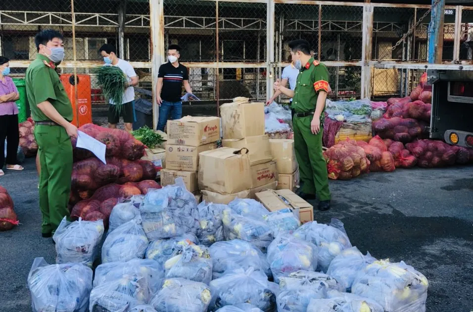Cán bộ, chiến sĩ công an tặng hơn 14 tấn rau, củ, quả cho bà con TPHCM ảnh 1