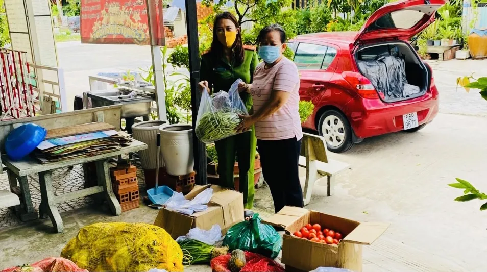 Cán bộ, chiến sĩ công an tặng hơn 14 tấn rau, củ, quả cho bà con TPHCM ảnh 2