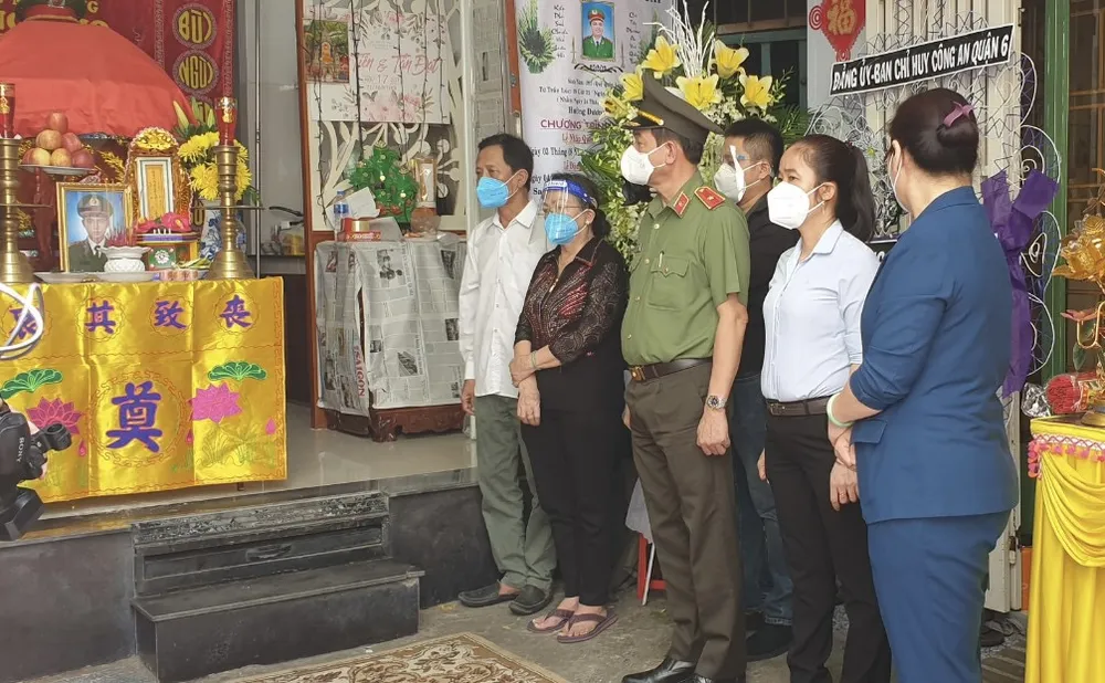 Tiễn đưa Đại úy Phan Tấn Tài về đất mẹ ảnh 2