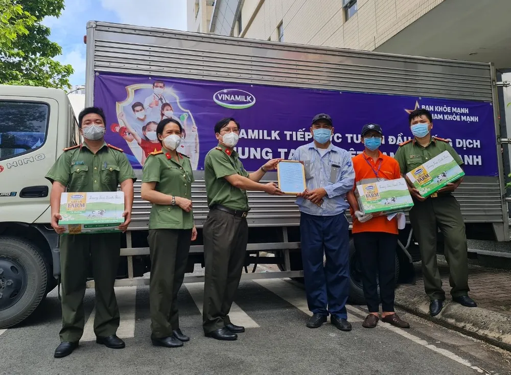 Nhiều đơn vị trao&nbsp;quà cho tuyến đầu chống dịch, khu phong tỏa ảnh 2