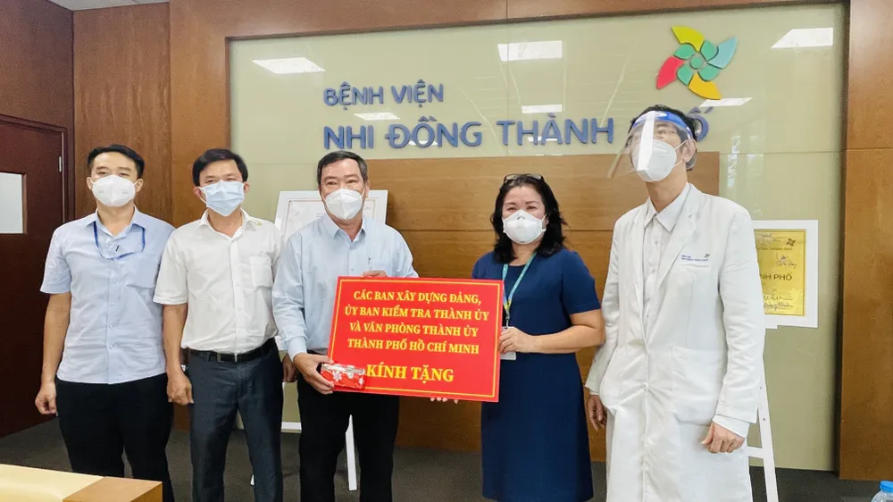 Nhiều đơn vị thăm, tặng quà y bác sĩ, lực lượng tuyến đầu ảnh 1