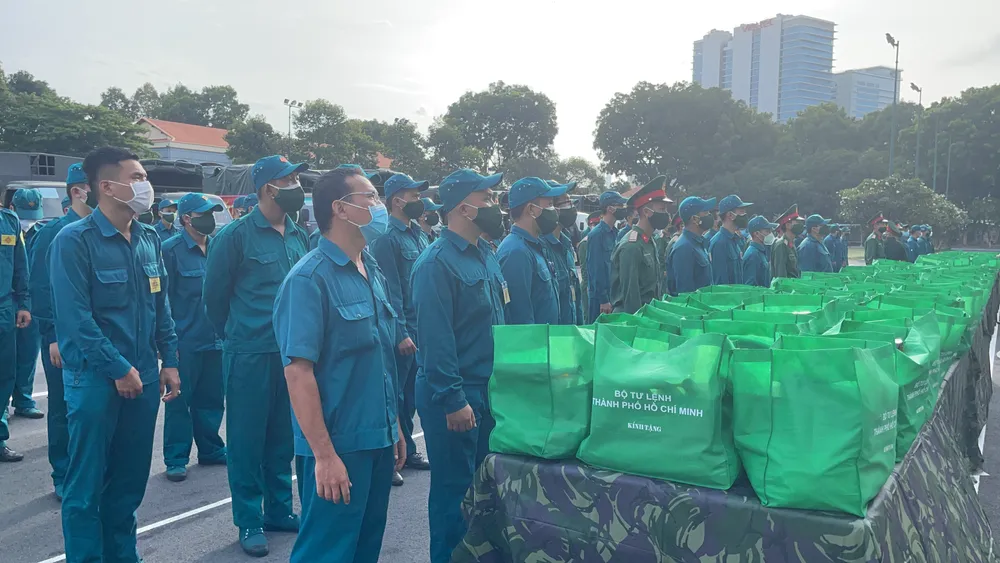 Bộ Tư lệnh TPHCM xuất quân trao tặng 100.000 phần quà giúp nhân dân gặp khó khăn do dịch Covid-19 ảnh 7