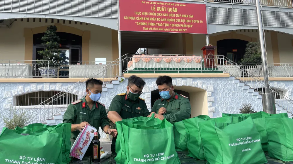 Bộ Tư lệnh TPHCM xuất quân trao tặng 100.000 phần quà giúp nhân dân gặp khó khăn do dịch Covid-19 ảnh 4