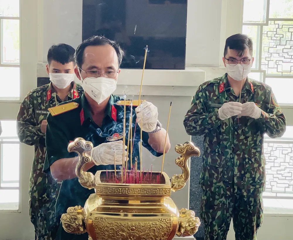 Quân đội tiếp nhận, thắp nhang và bàn giao tro cốt cho gia đình có thân nhân mất vì Covid-19 ảnh 2