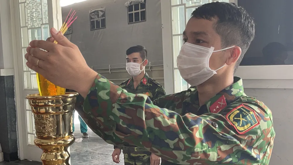 Quân đội tiếp nhận, thắp nhang và bàn giao tro cốt cho gia đình có thân nhân mất vì Covid-19 ảnh 1