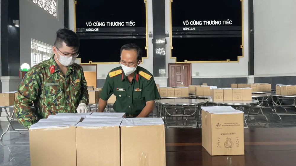 Quân đội tiếp nhận, thắp nhang và bàn giao tro cốt cho gia đình có thân nhân mất vì Covid-19 ảnh 6