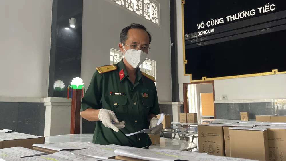 Quân đội tiếp nhận, thắp nhang và bàn giao tro cốt cho gia đình có thân nhân mất vì Covid-19 ảnh 5