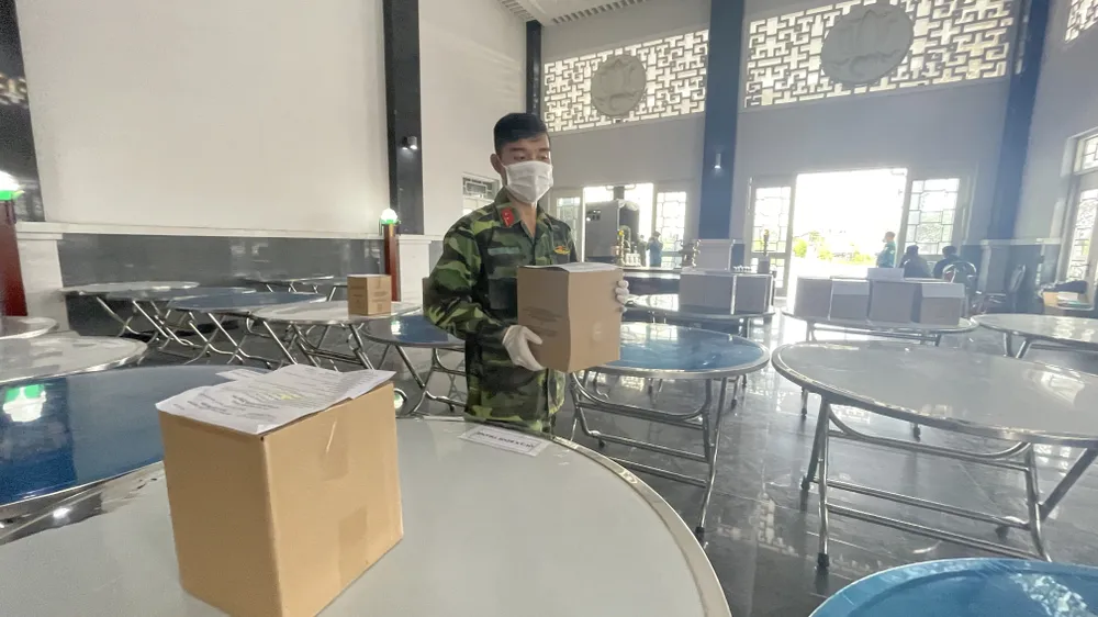Quân đội tiếp nhận, thắp nhang và bàn giao tro cốt cho gia đình có thân nhân mất vì Covid-19 ảnh 4