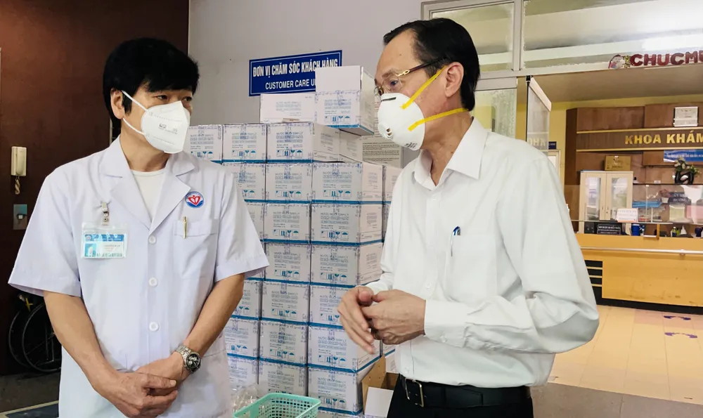 Trưởng Ban Nội chính Thành ủy TPHCM thăm hỏi, động viên y, bác sĩ tuyến đầu chống dịch ảnh 2