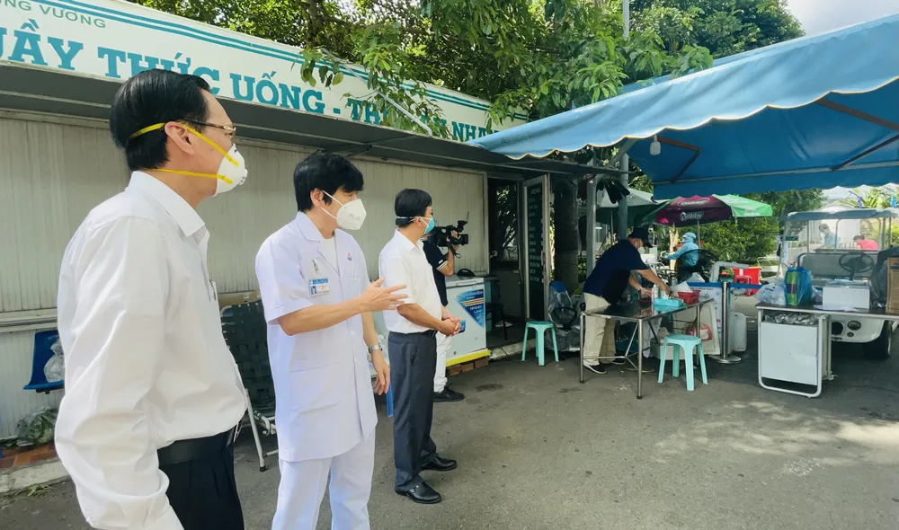 Trưởng Ban Nội chính Thành ủy TPHCM thăm hỏi, động viên y, bác sĩ tuyến đầu chống dịch ảnh 4