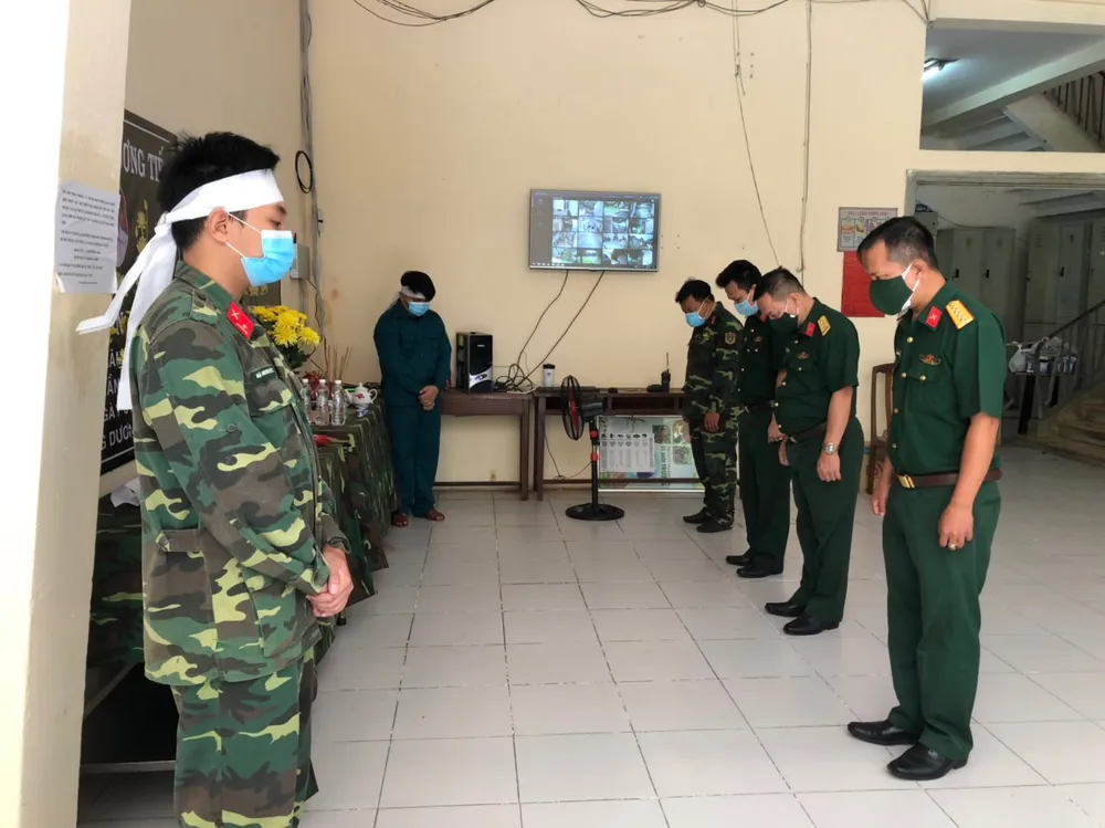 Lập bàn thờ chịu tang cha mẹ trong khu cách ly, hai chiến sĩ tiếp tục chống dịch Covid-19 ảnh 3