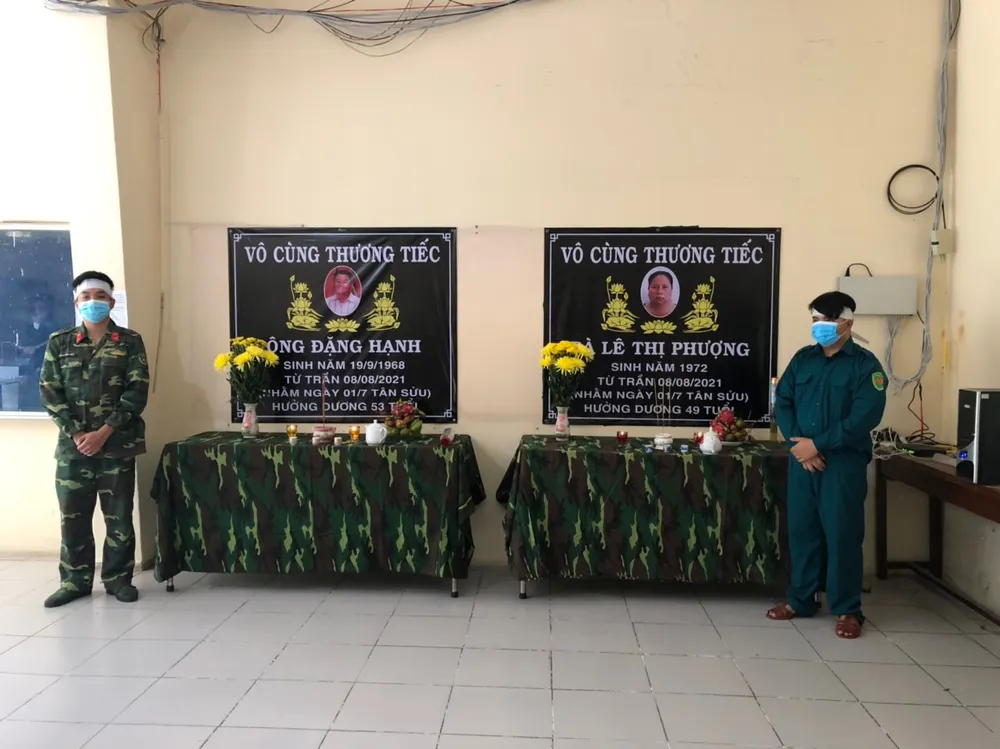Lập bàn thờ chịu tang cha mẹ trong khu cách ly, hai chiến sĩ tiếp tục chống dịch Covid-19 ảnh 1