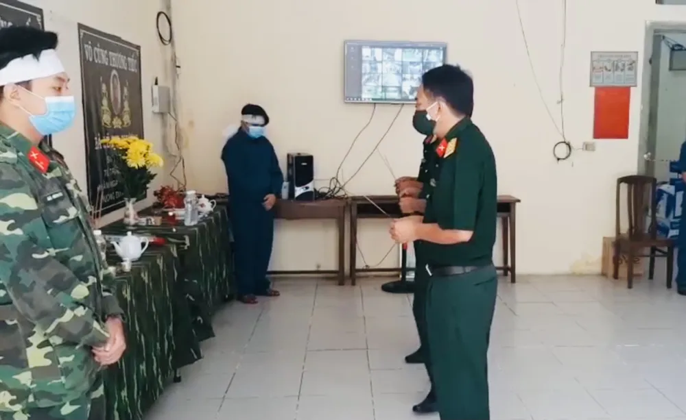 Lập bàn thờ chịu tang cha mẹ trong khu cách ly, hai chiến sĩ tiếp tục chống dịch Covid-19 ảnh 2