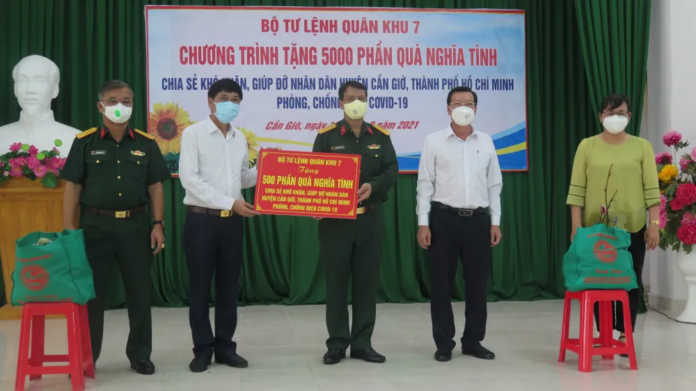 Quân khu 7 trao tặng quà hỗ trợ bà con khó khăn ở huyện Cần Giờ ảnh 1