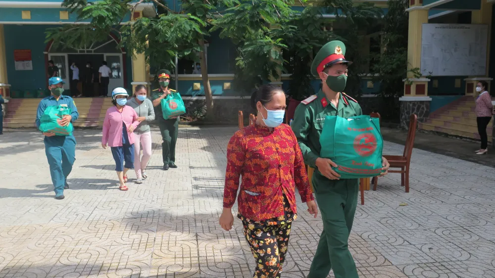 Quân khu 7 trao tặng quà hỗ trợ bà con khó khăn ở huyện Cần Giờ ảnh 2