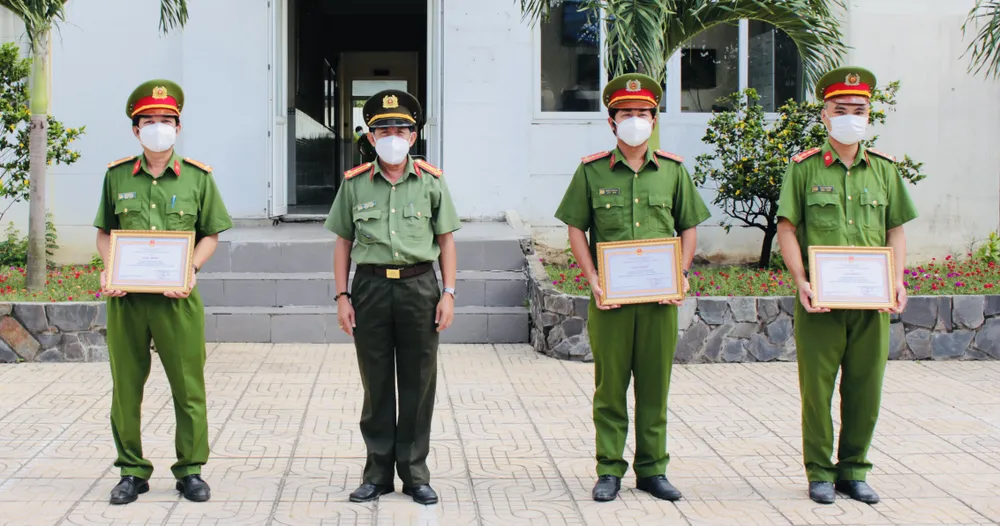 Cán bộ công an khống chế nam thanh niên ngáo đá, mắc Covid-19 đe doạ con tin ảnh 1