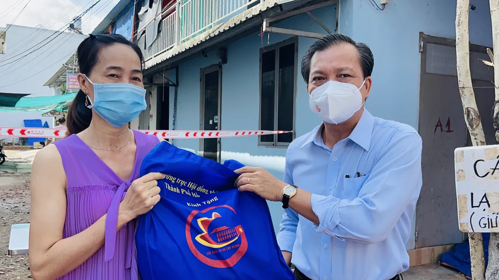 Đại biểu HĐND TPHCM trao tặng 10.000 phần quà đến công nhân, người lao động gặp khó khăn do dịch Covid-19 ảnh 5