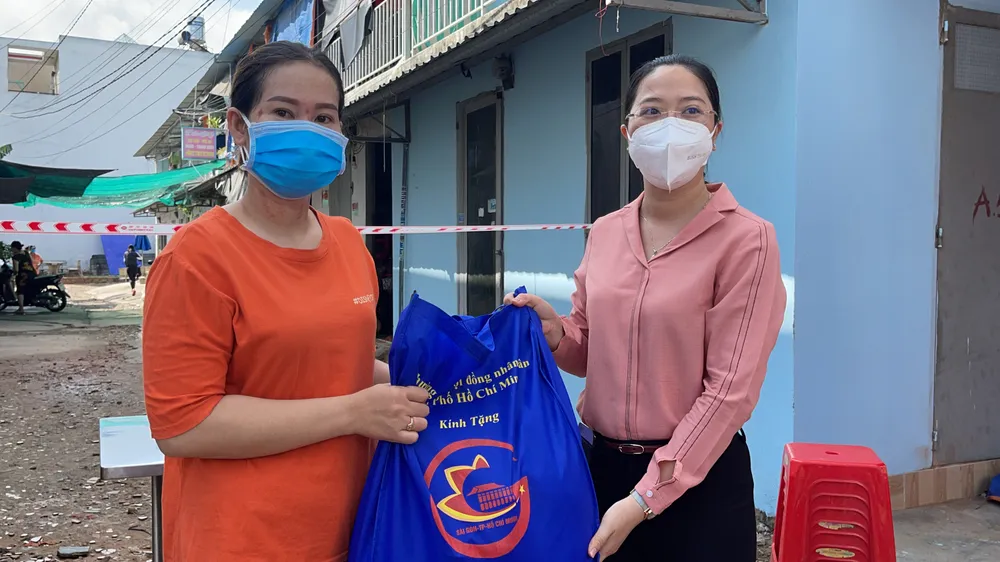 Đại biểu HĐND TPHCM trao tặng 10.000 phần quà đến công nhân, người lao động gặp khó khăn do dịch Covid-19 ảnh 6