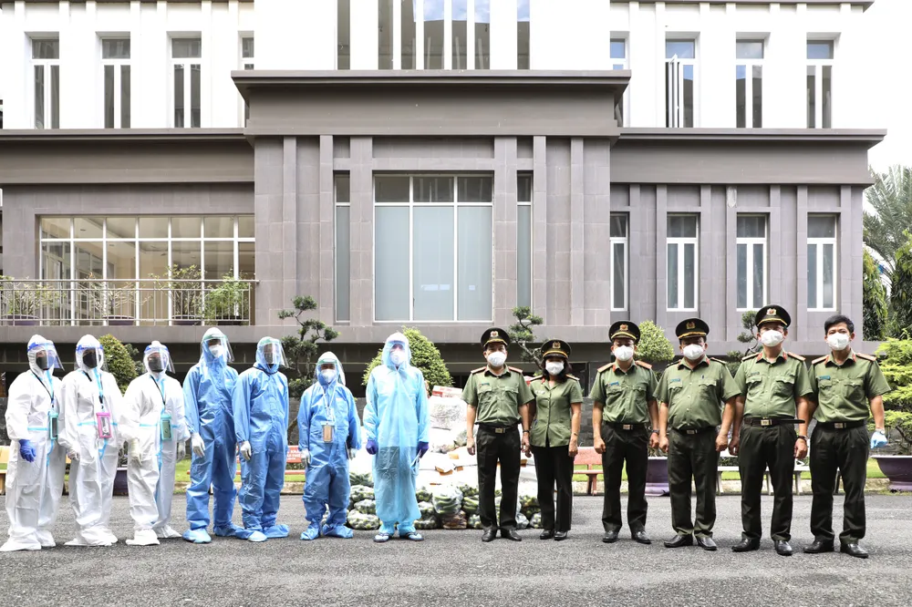 Công an TPHCM thăm, tặng quà hỗ trợ 2 cơ sở tôn giáo trên địa bàn thành phố ảnh 1