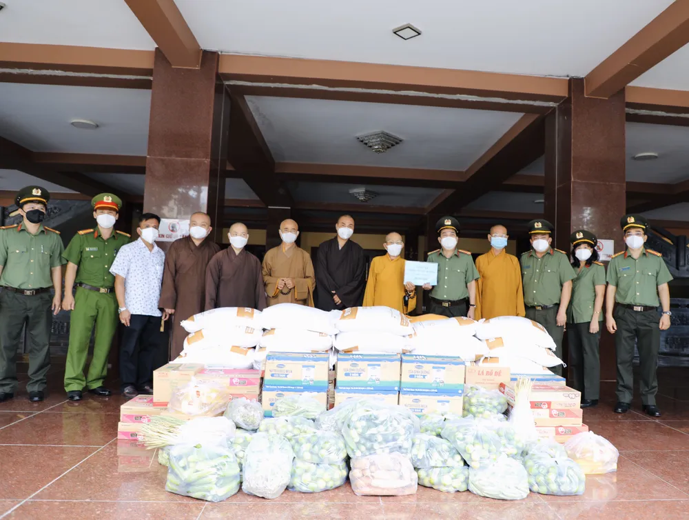 Công an TPHCM thăm, tặng quà hỗ trợ 2 cơ sở tôn giáo trên địa bàn thành phố ảnh 2