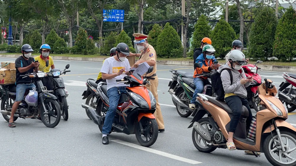 Công an TPHCM triển khai khai báo di biến động dân cư ở các chốt nội thành từ hôm nay ảnh 1