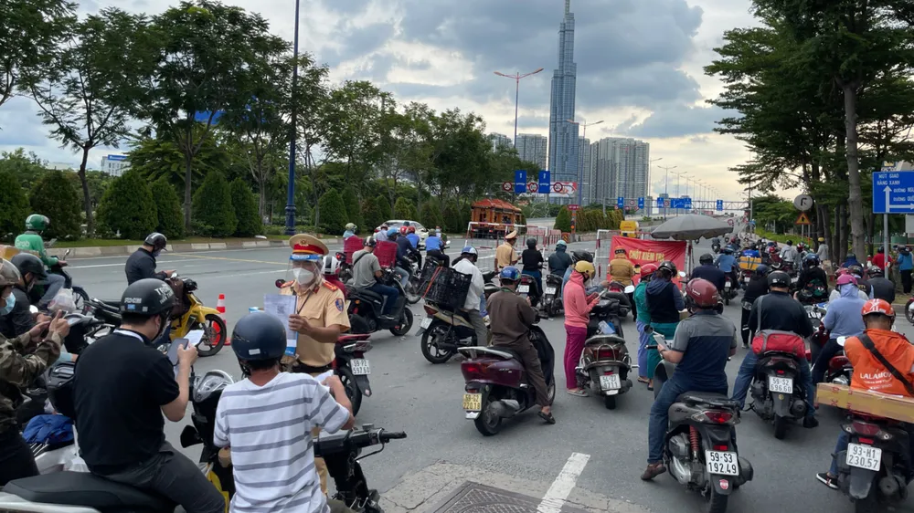 Công an TPHCM triển khai khai báo di biến động dân cư ở các chốt nội thành từ hôm nay ảnh 4