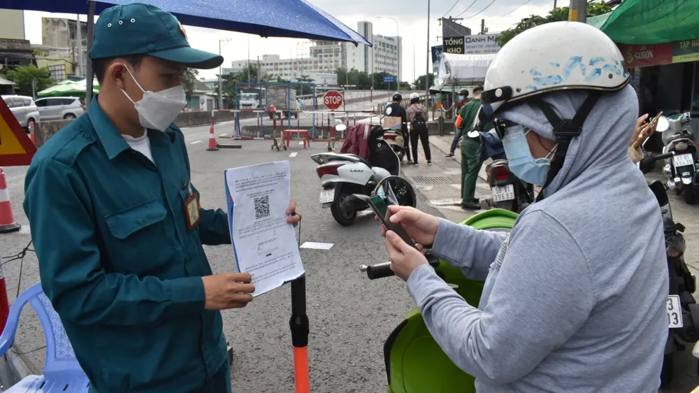 Công an TPHCM triển khai khai báo di biến động dân cư ở các chốt nội thành từ hôm nay ảnh 2