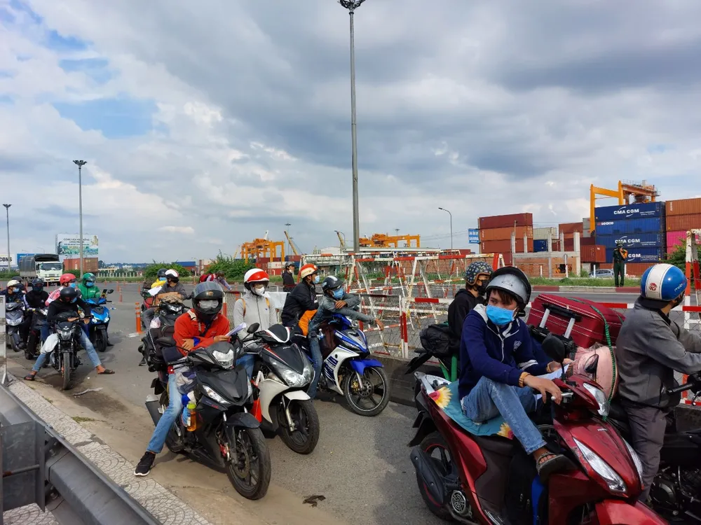 Người dân ùn ùn về quê bằng xe máy được vận động ở lại TPHCM ảnh 3