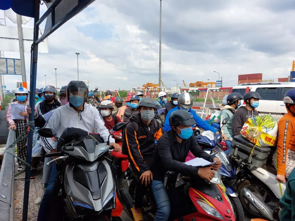 Người dân ùn ùn về quê bằng xe máy được vận động ở lại TPHCM ảnh 4