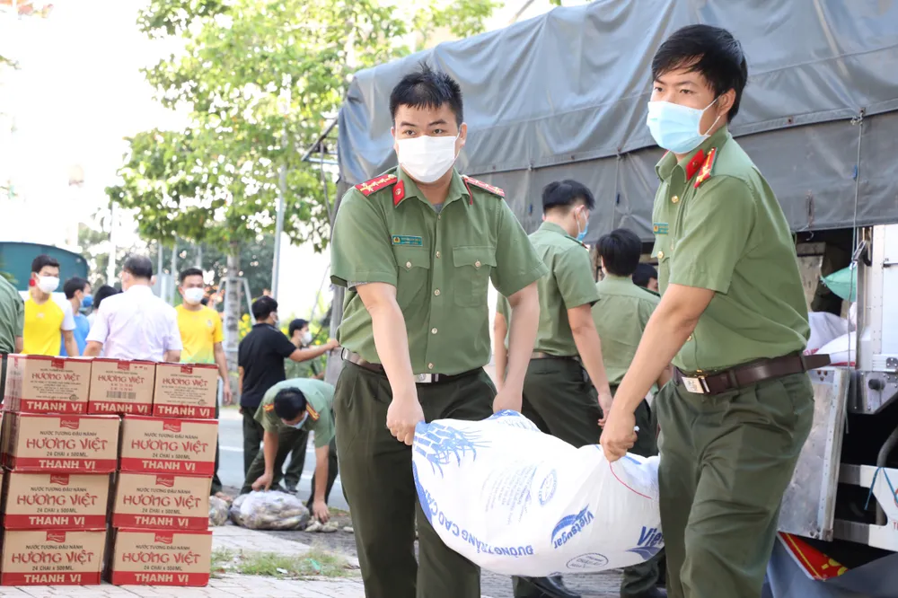 Bà con An Giang hỗ trợ 15 tấn nhu yếu phẩm cho cán bộ, chiến sĩ công an TPHCM ảnh 1