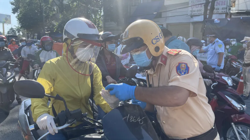 Ngày đầu tiếp tục giãn cách 1 tháng, người dân lại ùn ùn ra đường ảnh 4