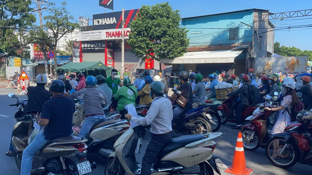 Ngày đầu tiếp tục giãn cách 1 tháng, người dân lại ùn ùn ra đường ảnh 11
