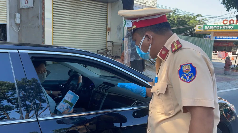 Ngày đầu tiếp tục giãn cách 1 tháng, người dân lại ùn ùn ra đường ảnh 13