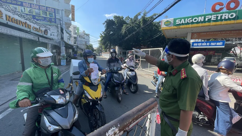 Ngày đầu tiếp tục giãn cách 1 tháng, người dân lại ùn ùn ra đường ảnh 14