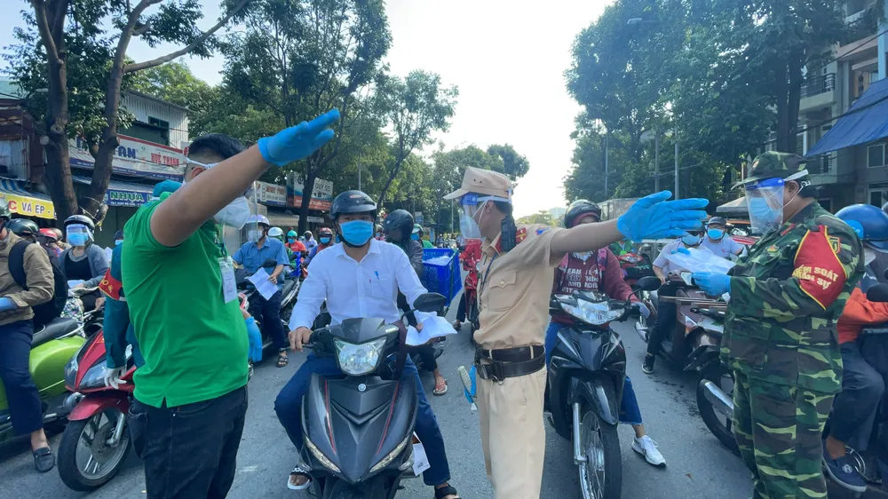 Ngày đầu tiếp tục giãn cách 1 tháng, người dân lại ùn ùn ra đường ảnh 9