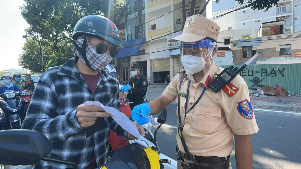 Ngày đầu tiếp tục giãn cách 1 tháng, người dân lại ùn ùn ra đường ảnh 3