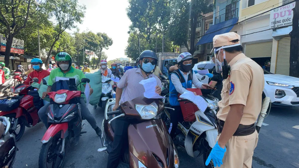 Ngày đầu tiếp tục giãn cách 1 tháng, người dân lại ùn ùn ra đường ảnh 12