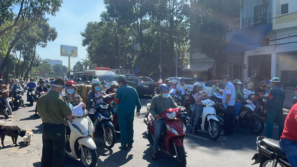 Ngày đầu tiếp tục giãn cách 1 tháng, người dân lại ùn ùn ra đường ảnh 2