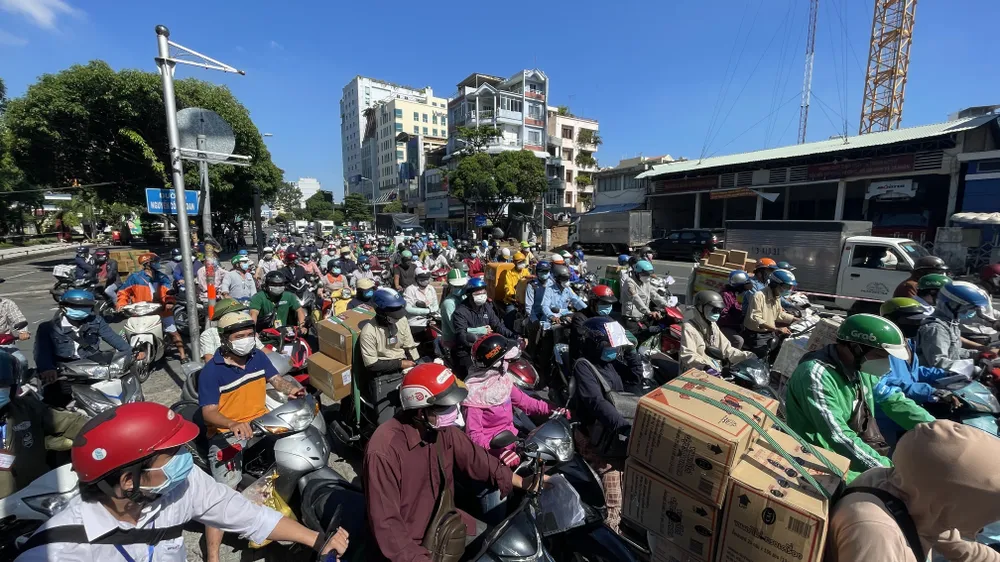 Ngày đầu tiếp tục giãn cách 1 tháng, người dân lại ùn ùn ra đường ảnh 1